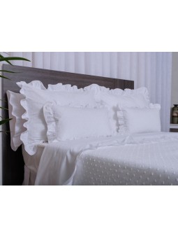 Colcha acolchada LLanes de NE HOME, diseño de plumeti con volante en blanco, natural y verde agua.