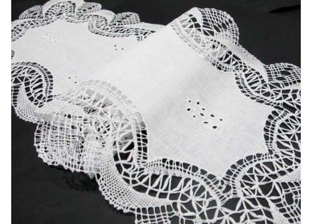Tapete o camino de mesa hecho a mano con encaje de bolillos y vainicas en color blanco.