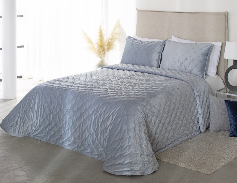 Edredón Pattaya de Reig Marti tejido en terciopelo con bodoque bordado en color azul