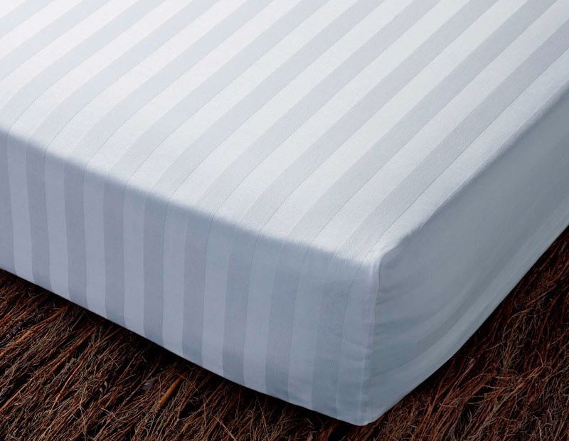 Funda protectora de colchón completa con cremallera en L. Tejido de gran calidad en blanco, de algodón y transpirable.