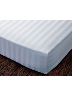 Funda protectora de colchón ajustable como una sabana bajera. Tejido de gran calidad en blanco, de algodón y transpirable.