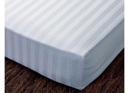 Funda protectora de colchón ajustable como una sabana bajera. Tejido de gran calidad en blanco, de algodón y transpirable.