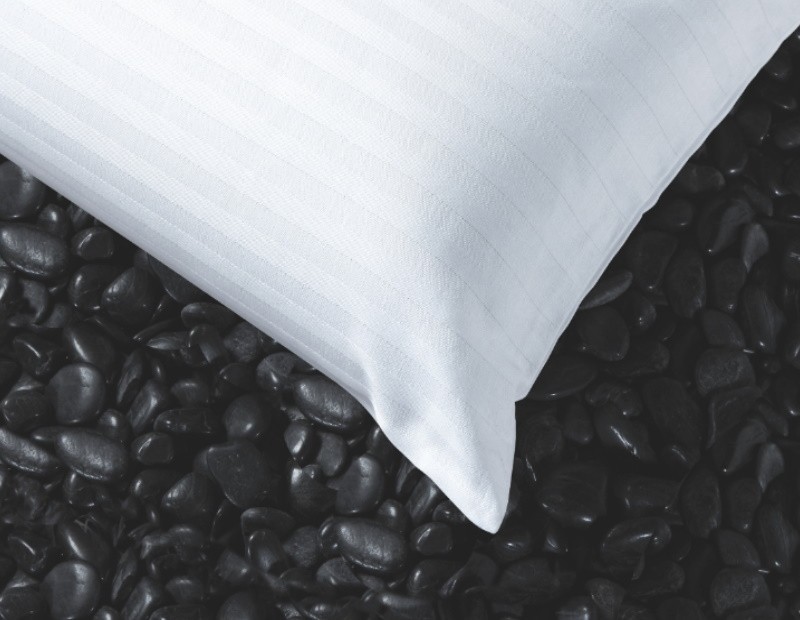 Funda para proteger tu almohada con cremallera, un básico esencial y de calidad. Tejido de algodón.