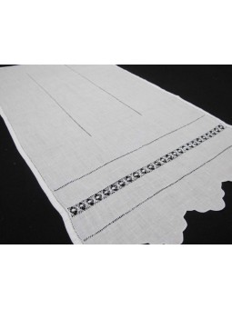 Cortina tipo visillo bordada con vainicas y flores en color blanco.