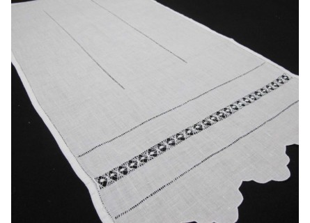 Cortina tipo visillo bordada con vainicas y flores en color blanco.