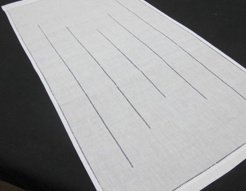 Cortina tipo visillo bordada con vainicas en color blanco.