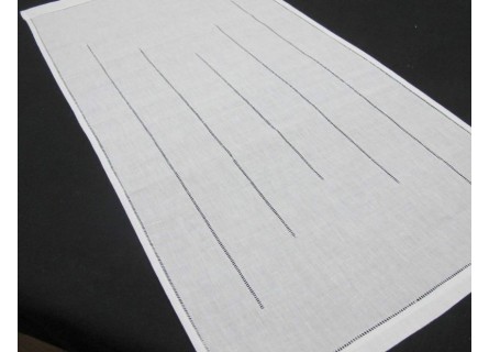 Cortina tipo visillo bordada con vainicas en color blanco.