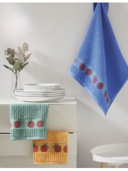 Paño de cocina de gran calidad en algodón 100% de la firma NE HOME con diseño de fresas en color azul, verde agua y mostaza.