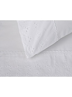 Juego de sábanas lencero terminado con tira bordada de gran calidad en color blanco.