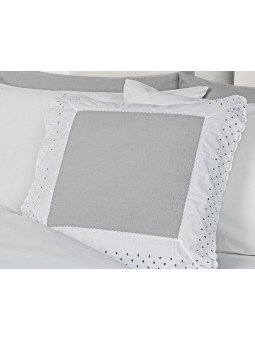 Funda de cojín lencera combinada con tejido de puntilla y tejido de colcha