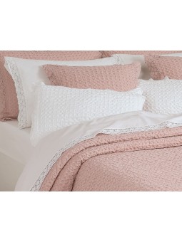 Colcha, cojines y plaid con puntilla en color rosa de NE HOME cuyo tejido es calidad premium - diseño Aurora.