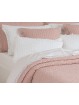 Colcha, cojines y plaid con puntilla en color rosa de NE HOME cuyo tejido es calidad premium - diseño Aurora.