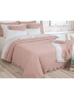 Colcha, cojines y plaid con puntilla en color rosa de NE HOME cuyo tejido es calidad premium - diseño Aurora.