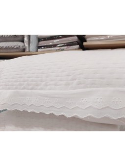 Colcha bouti blanca con puntilla en blanco estilo lencero
