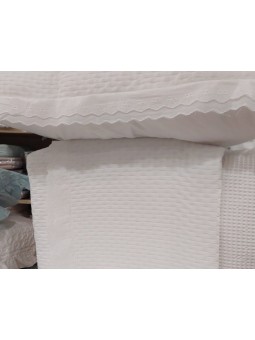 Colcha bouti blanca con puntilla en blanco estilo lencero