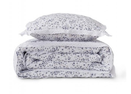 Colcha con estampado de flor liberty en azul y blanco. Estilo lencera terminada en tira bordada.