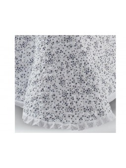 Colcha con estampado de flor liberty en azul y blanco. Estilo lencera terminada en tira bordada.