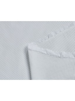 Colcha lencera en liso blanca con terminado en volante bordado.