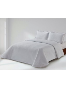 Colcha lencera en liso blanca con terminado en volante bordado.