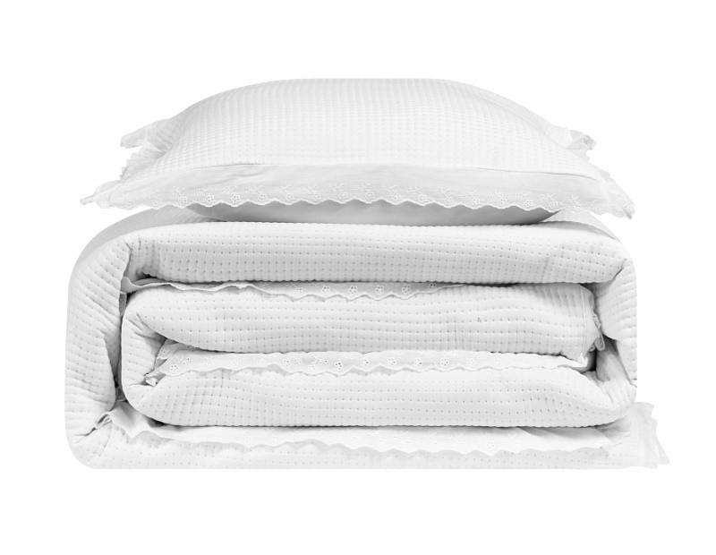 Colcha lencera en liso blanca con terminado en volante bordado.