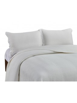 Colcha lencera en liso color beige natural con terminado en volante bordado.