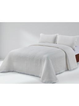 Colcha lencera en liso color beige natural con terminado en volante bordado.