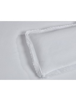 Colcha lencera en liso blanca con terminado en volante bordado.