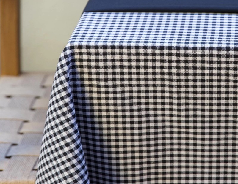 Mantel de cuadrito pequeño en negro de Manterol de gran calidad