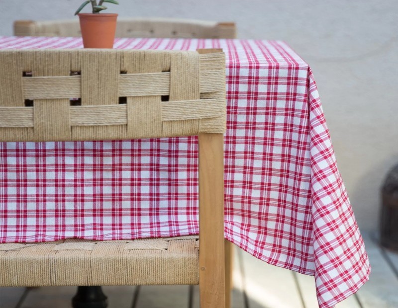 Mantel anti manchas ideal para cualquier hogar en color rojo para aportar un toque de color.