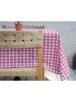 Mantel anti manchas ideal para cualquier hogar en color rojo para aportar un toque de color.