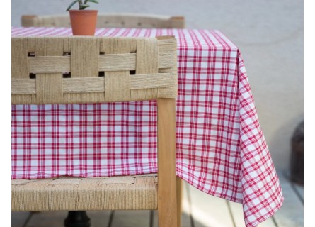 Mantel anti manchas ideal para cualquier hogar en color rojo para aportar un toque de color.