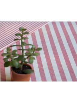 Mantel anti manchas ideal para cualquier hogar de rayas rojas para aportar un toque de color.