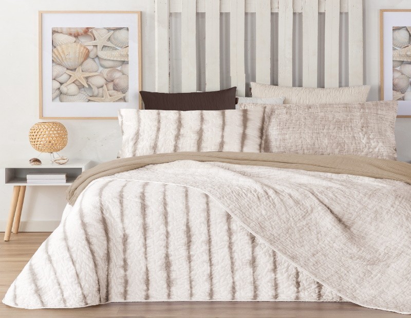 Colcha bouti reversible modelo Summer de Manterol en beige diseño rayas.