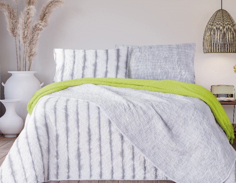 Colcha bouti reversible modelo Summer de Manterol en gris diseño rayas.