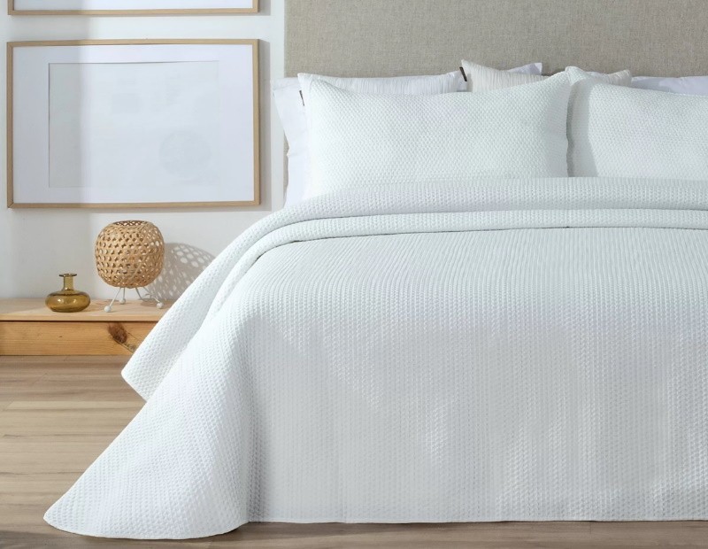 Colcha bouti de nido de abeja de gran calidad de Manterol con fundas de cojín en color blanco.