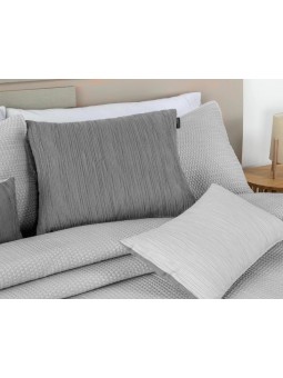 Colcha bouti de nido de abeja de gran calidad de Manterol con fundas de cojín en color gris.