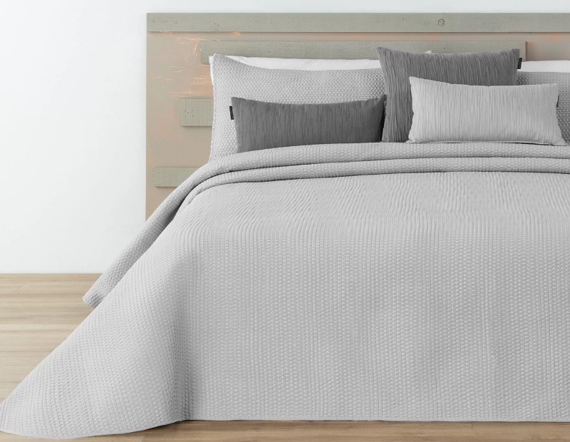 Colcha bouti de nido de abeja de gran calidad de Manterol con fundas de cojín en color gris.