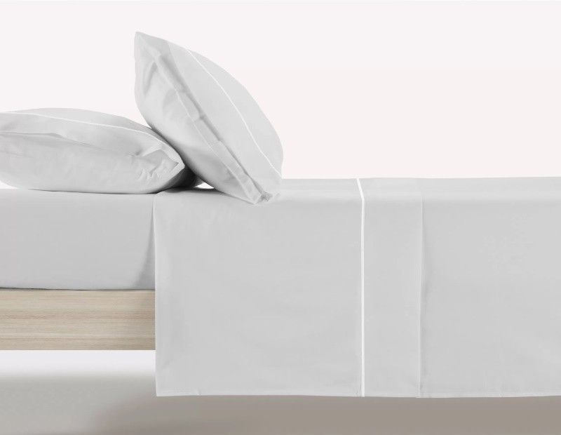 Juego de sábanas de Manterol en color liso gris.