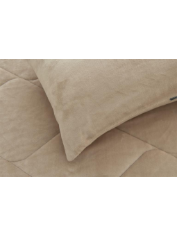 Edredón con borreguito con textura extra suave en color beige arena.