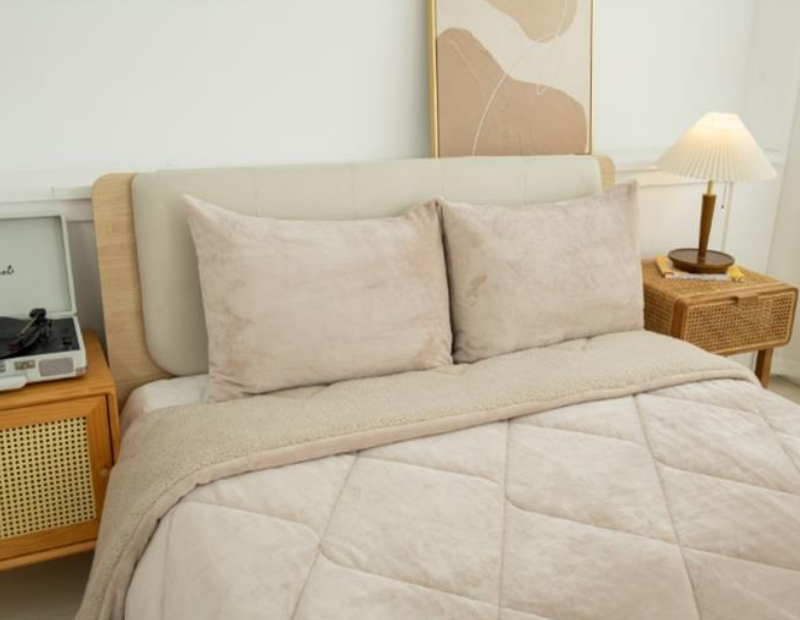 Edredón con borreguito con textura extra suave en color beige arena.