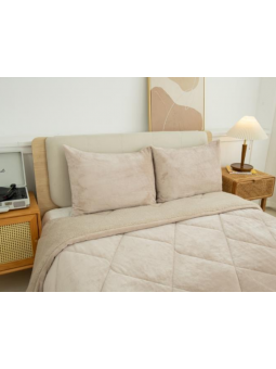 Edredón con borreguito con textura extra suave en color beige arena.