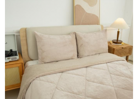 Edredón con borreguito con textura extra suave en color beige arena.
