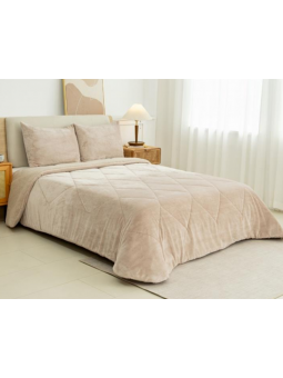 Edredón con borreguito con textura extra suave en color beige arena.