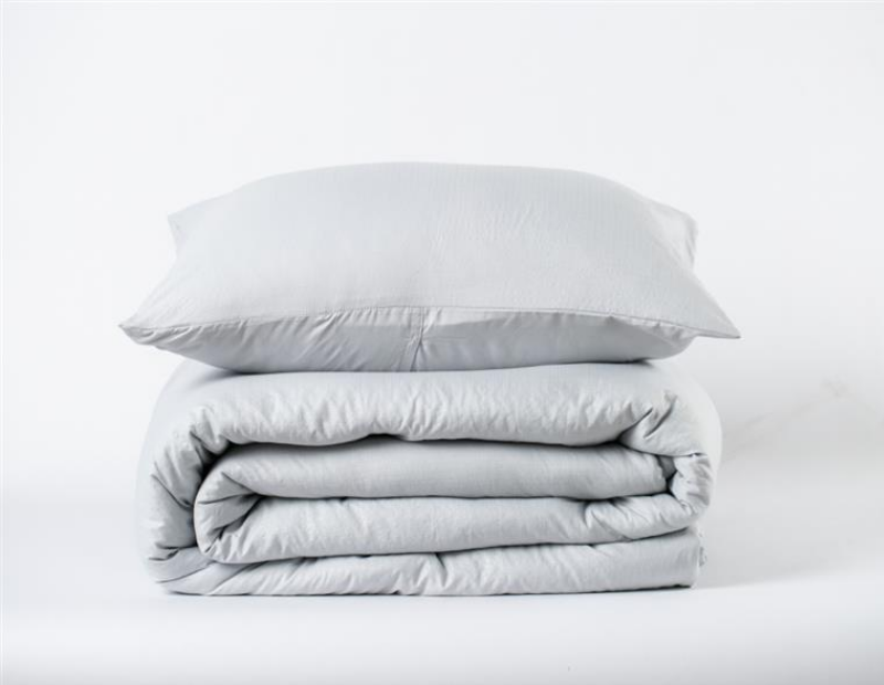 Edredón con tejido lavado  la piedra en color gris liso de gran calidad.