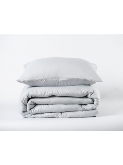 Edredón con tejido lavado  la piedra en color gris liso de gran calidad.