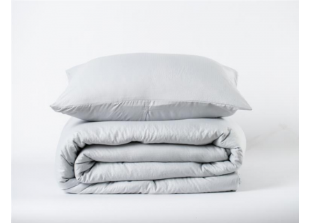 Edredón con tejido lavado  la piedra en color gris liso de gran calidad.