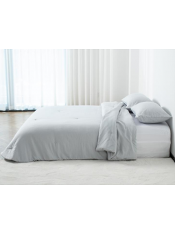 Edredón con tejido lavado  la piedra en color gris liso de gran calidad.