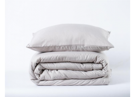 Edredón con tejido lavado  la piedra en color arena 
 beige liso de gran calidad.