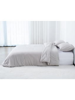 Edredón con tejido lavado  la piedra en color arena 
 beige liso de gran calidad.