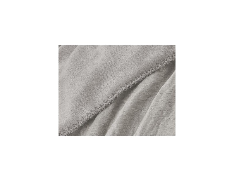 Manta plaid lisa en gris con tejido super suave de gasa y coralina ideal para salón o cama.